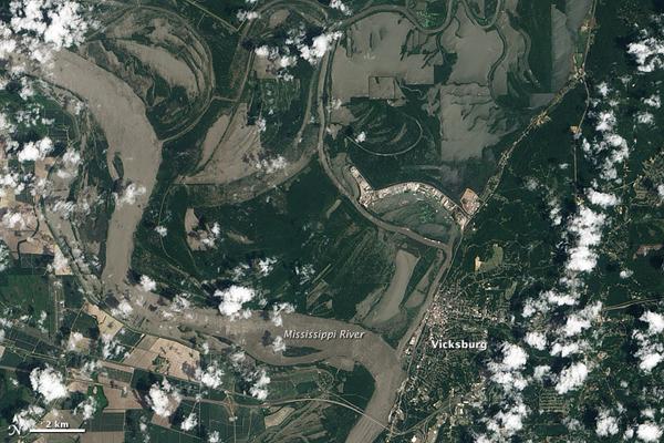 flooding-vicksburg-nat-110512-02