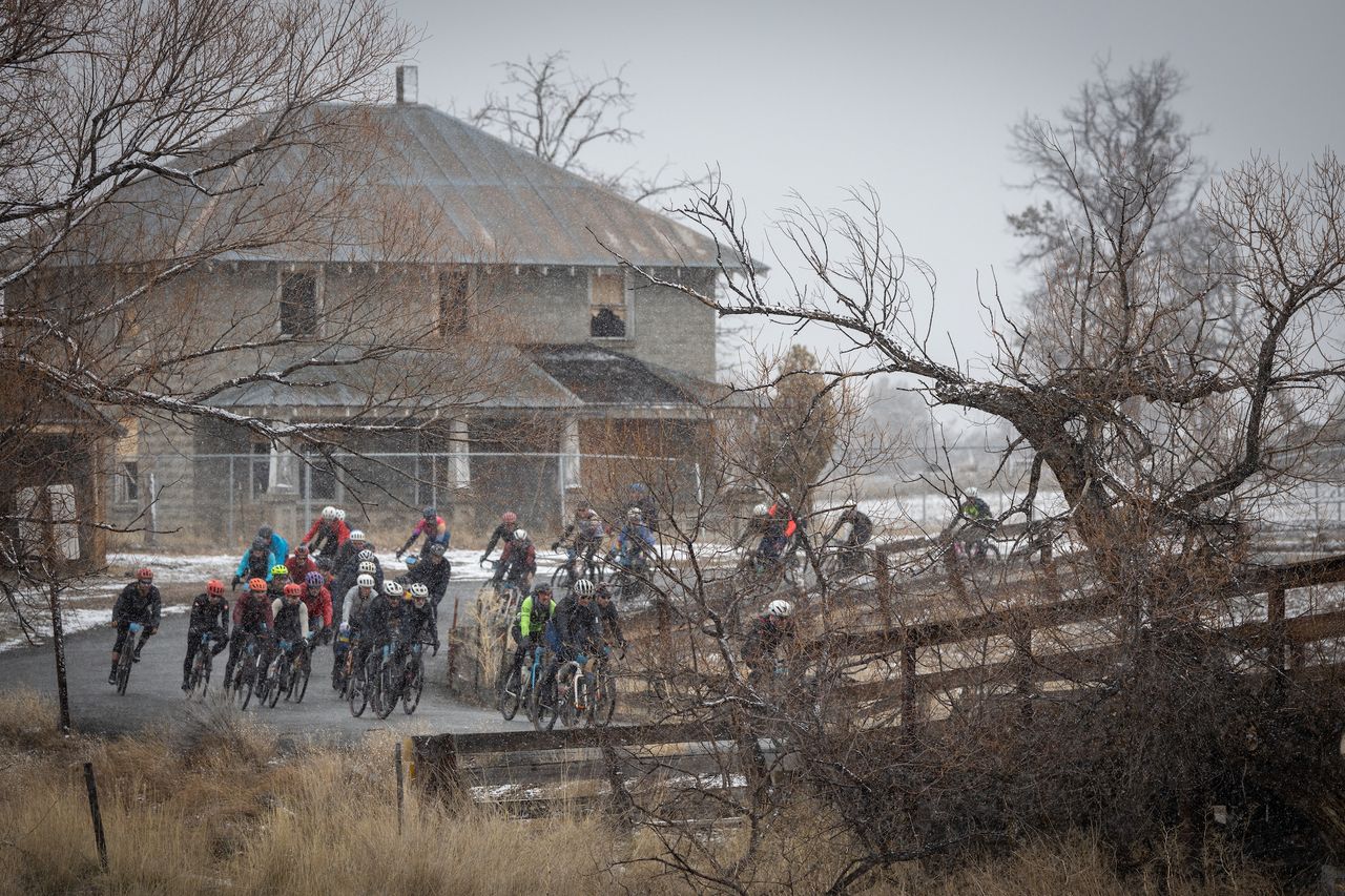 Lead group in the Full Hug Route 18 miles into the race