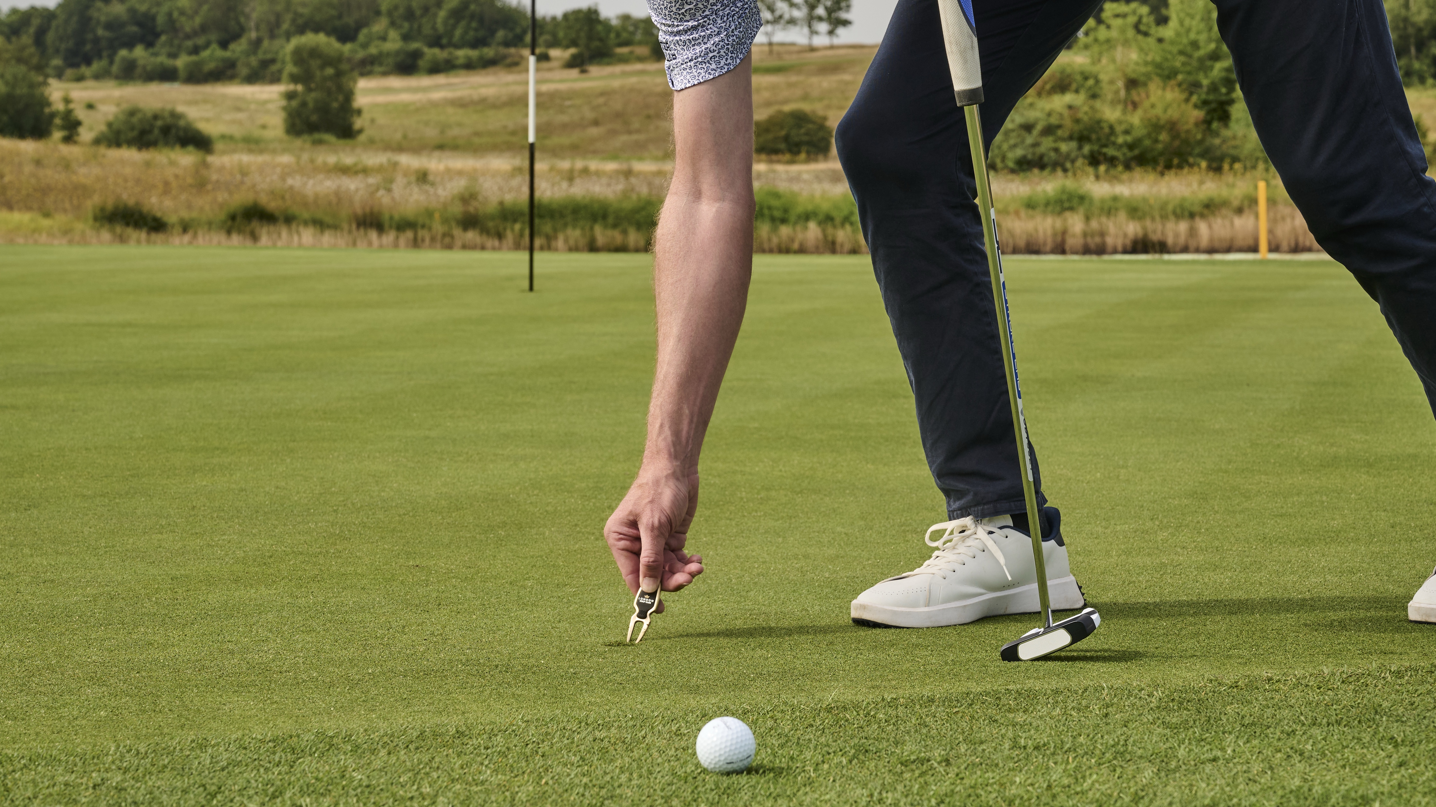 Repairing a pitch mark on the green