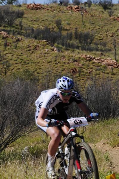 Gracie Elvin climbs up Sunset Hill during stage 5