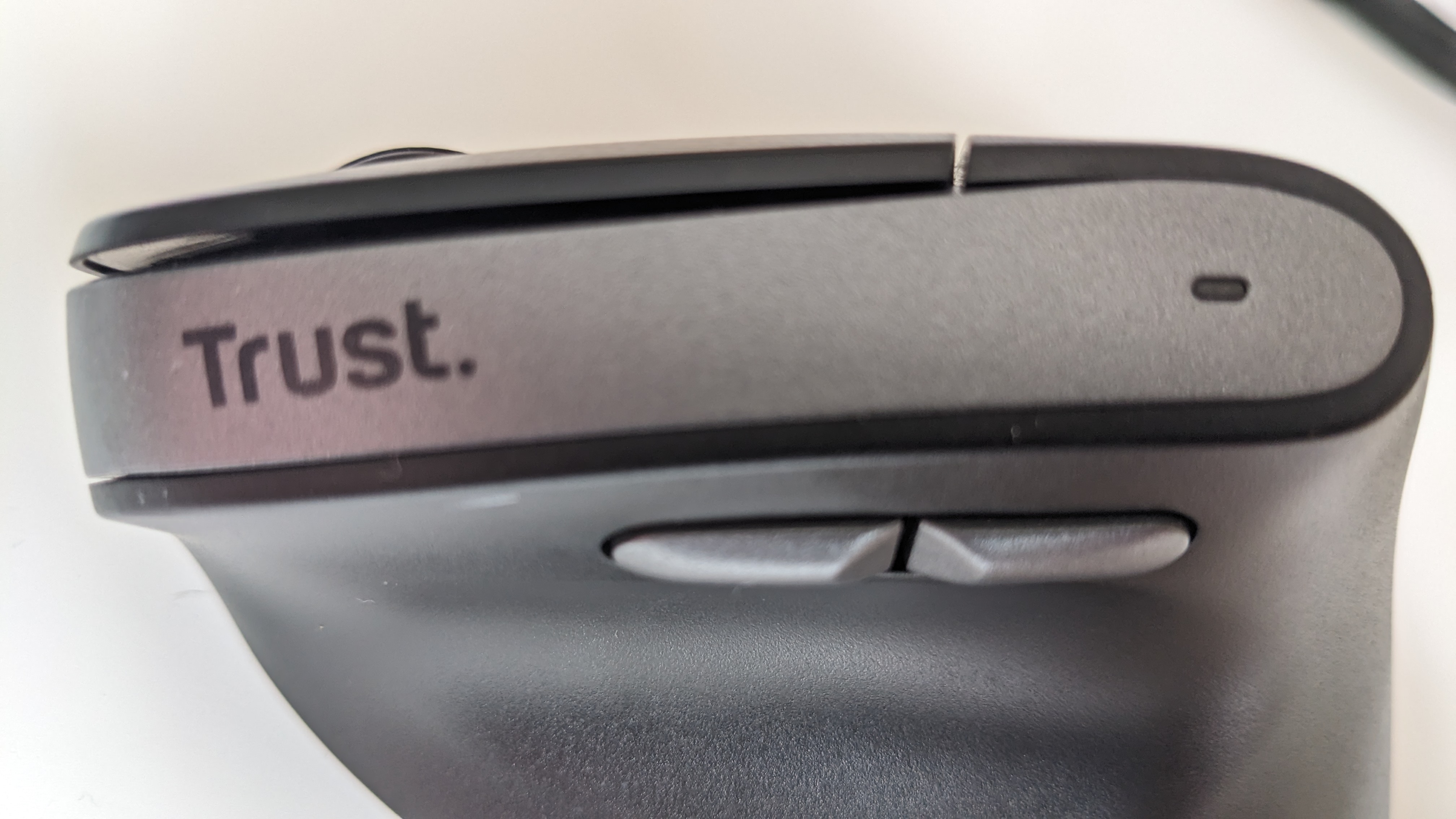 Trust Bayo II ergonomic mouse during our review