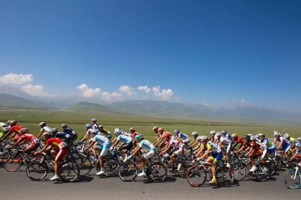 Once again the peleton rode under blue skies.