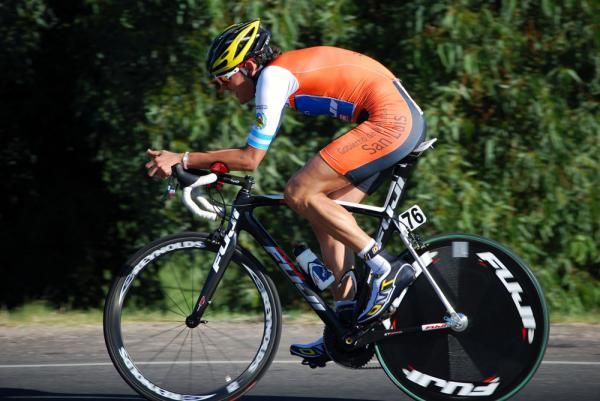 Former leader Rafael Valls (Footon-Servetto-Fuji) does his best to hold onto his race leadl