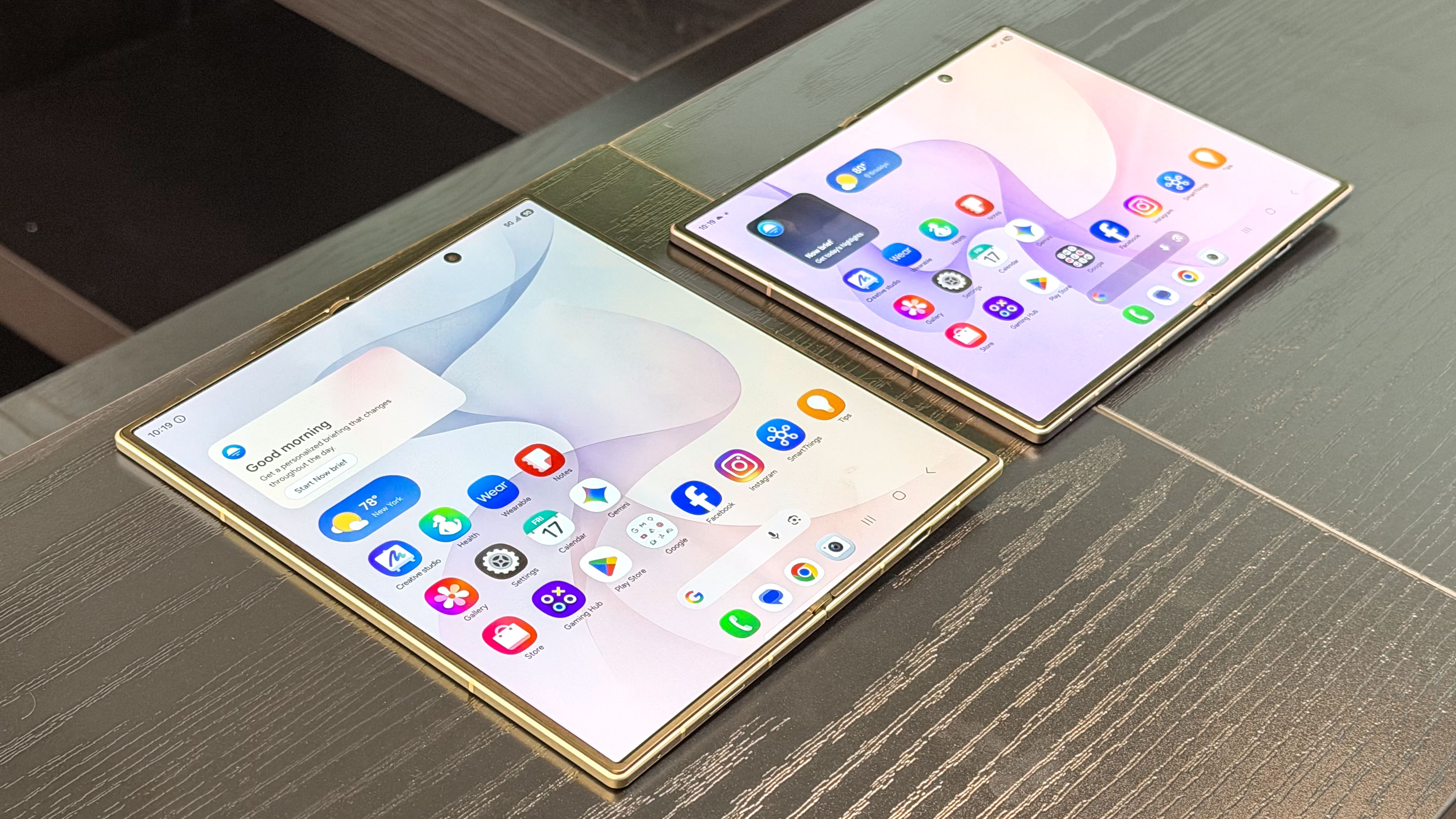 Galaxy Z Fold 8 در دست نشان داده شده است