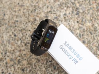 Mi band 5 discount galaxy fit 2