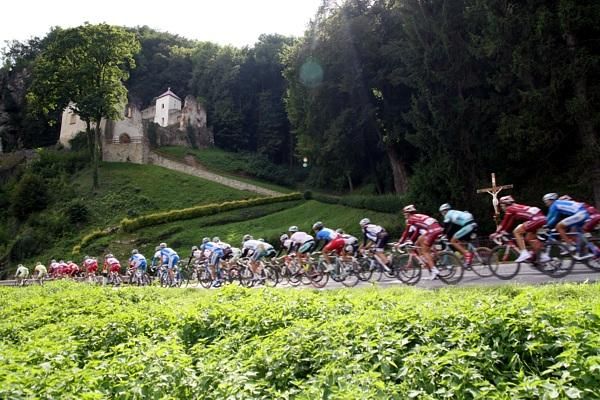 The peloton rides under the Skalka castle.