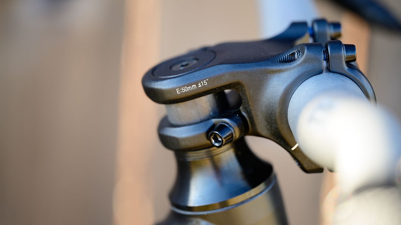 Woom Off 6 kids bike stem detail