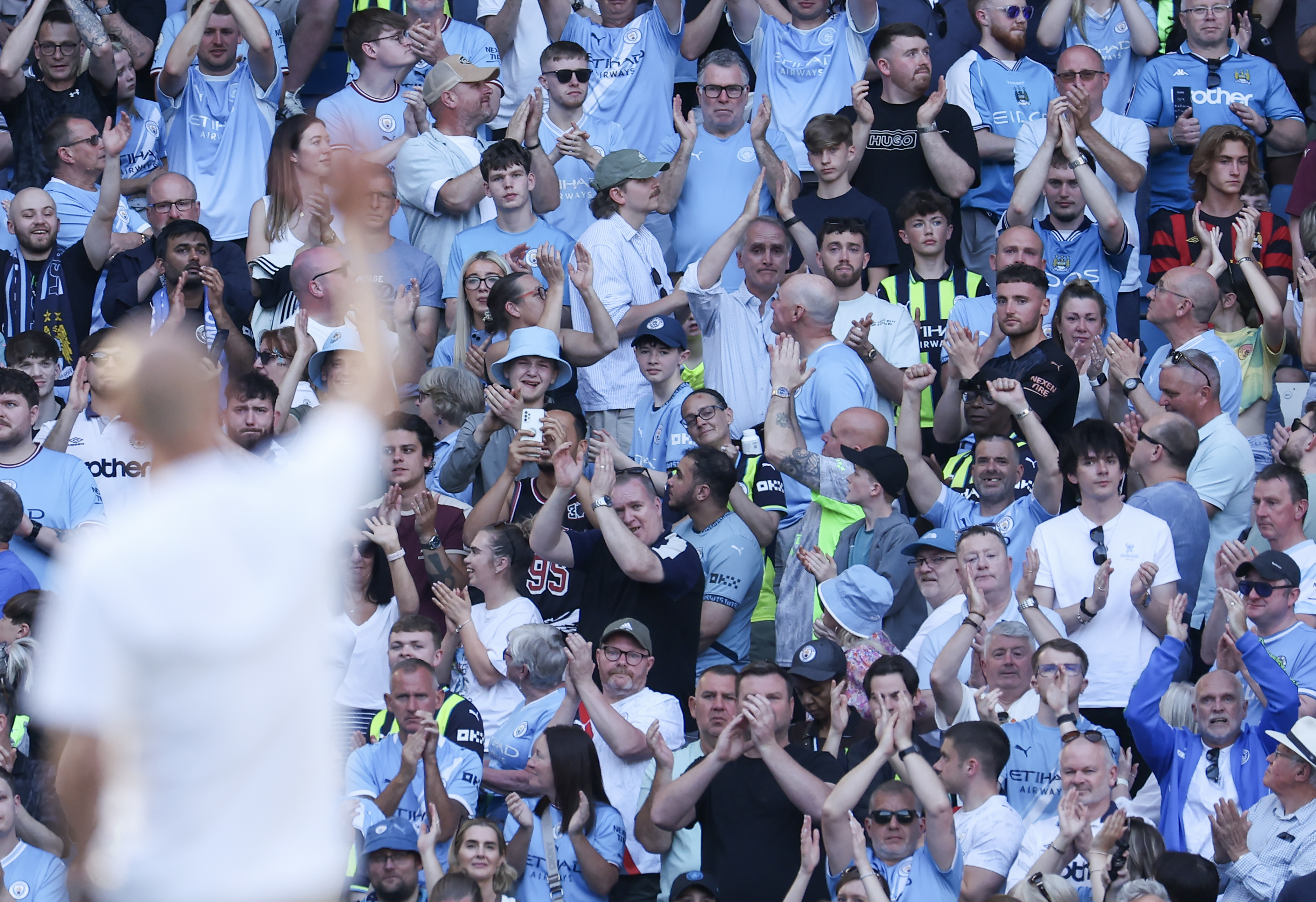 Os torcedores do City aplaudiram Guardiola de pé após a partida da Premier League entre Manchester City e Aston Villa