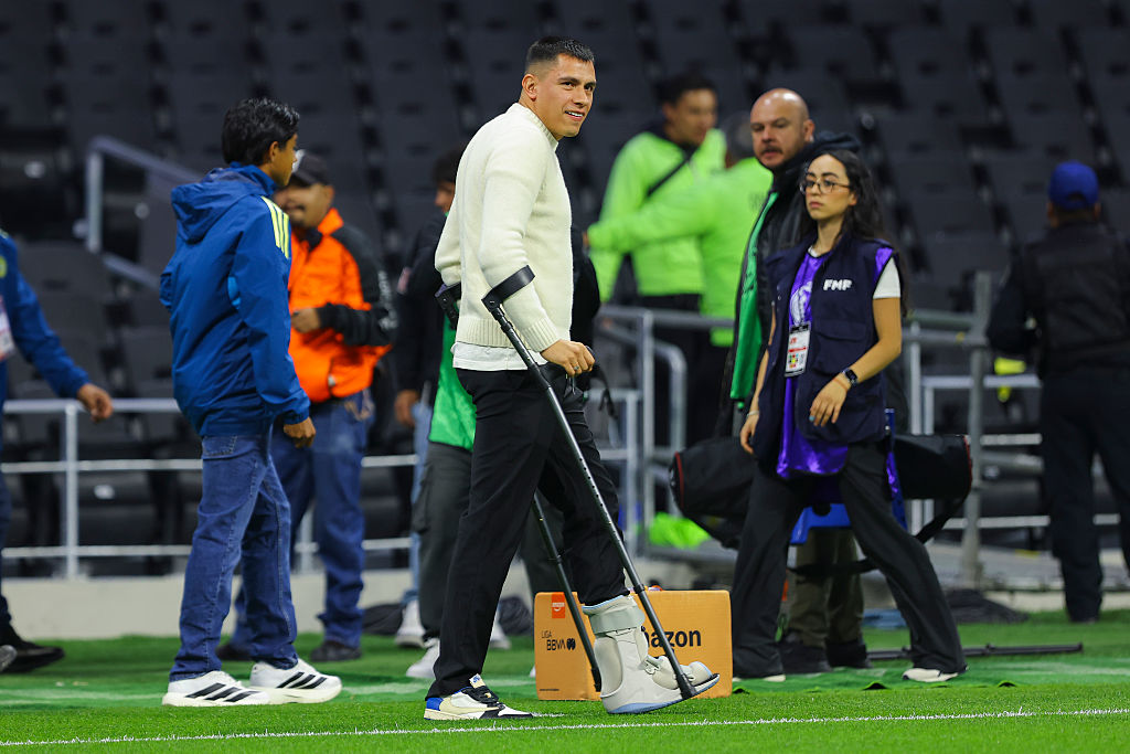Luis Angel Malagon of America walks injured prior to the 14th round match between America and Cruz Azul as part of the Torneo Clausura 2026 Liga MX at Banorte Stadium on April 11, 2026 in Mexico City