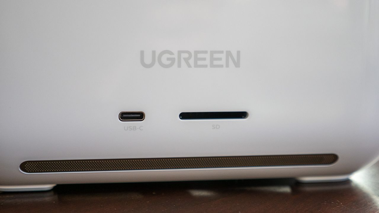 The ports and fans on the UGREEN HomeAgent HA100