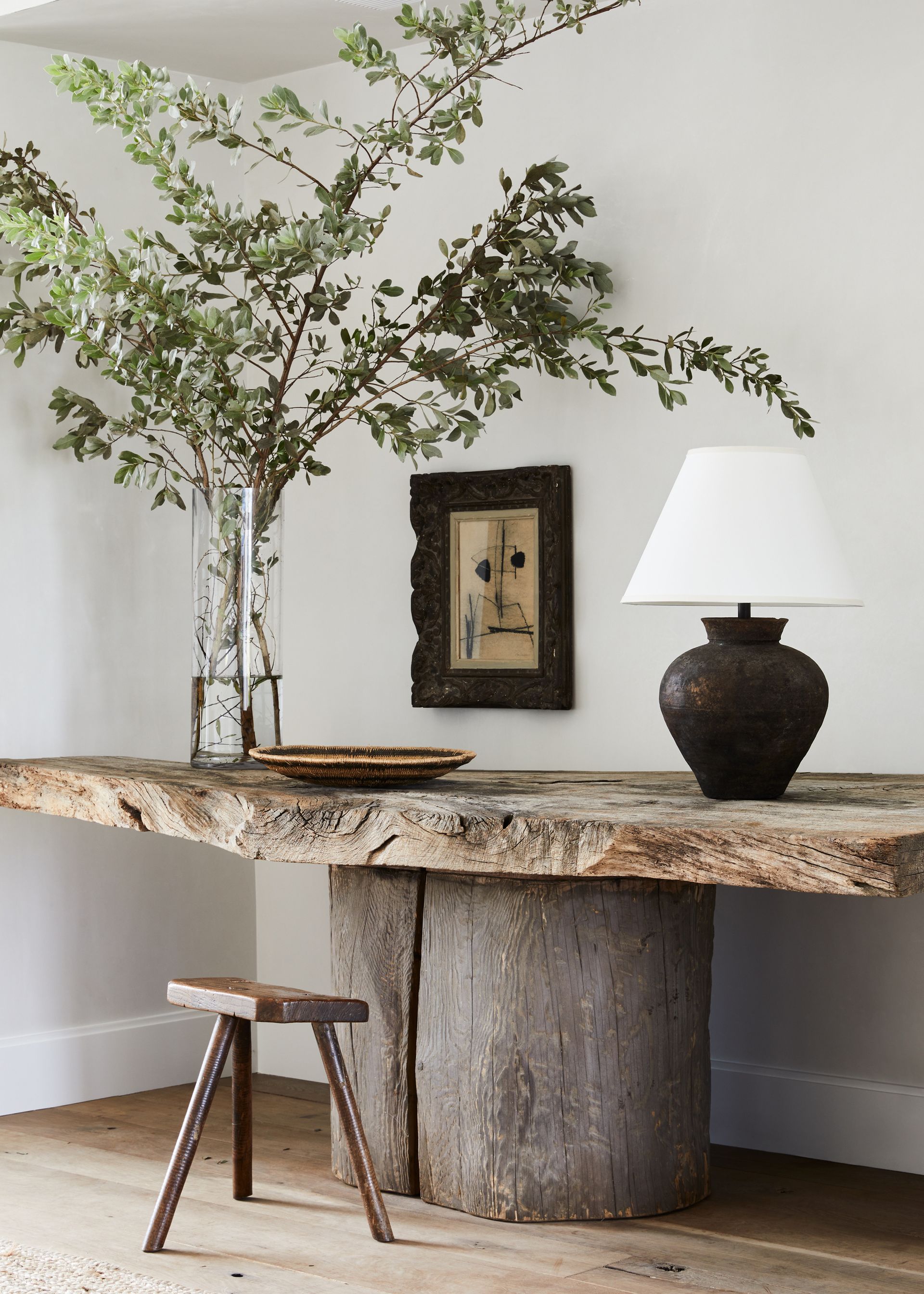 Μια είσοδος με επιτραπέζιο φωτιστικό