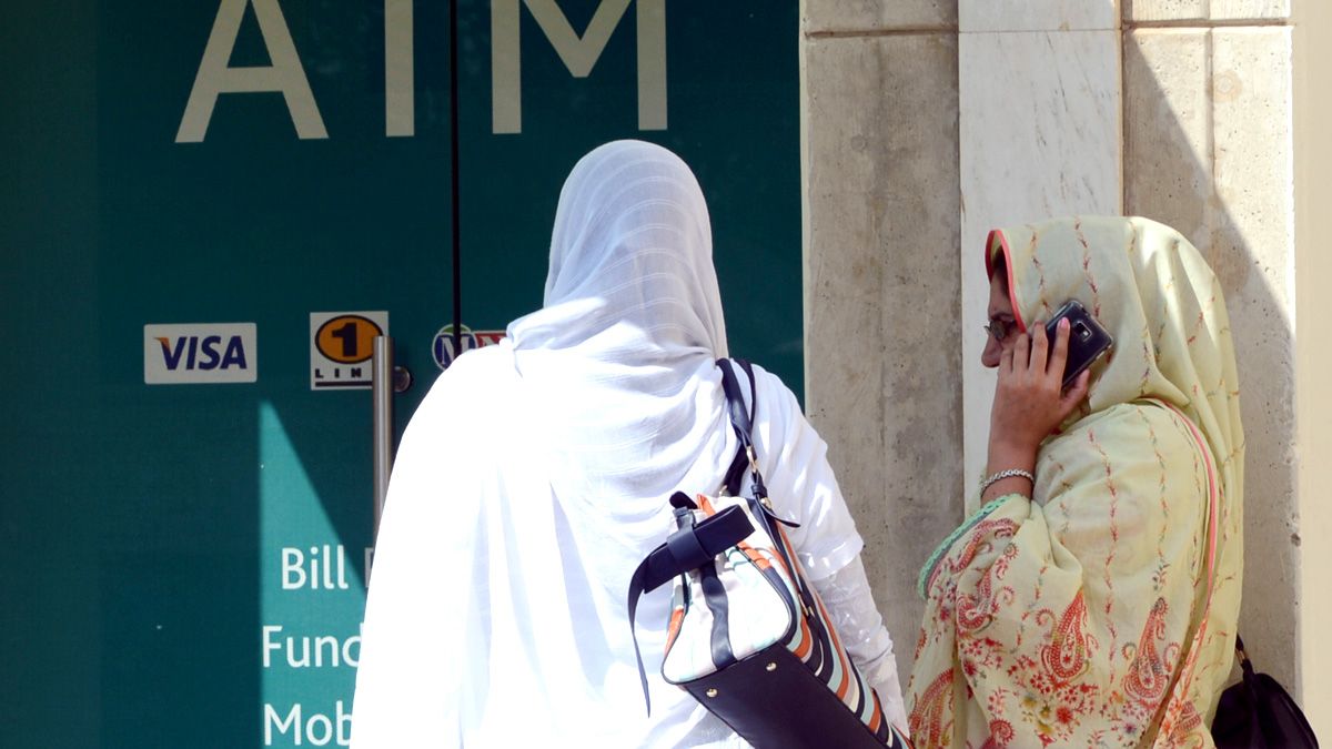 150904_women_outside_bank_in_pakistan.jpg