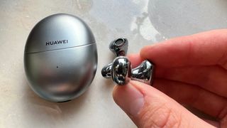 Huawei Freebuds 5 mot marmorbord