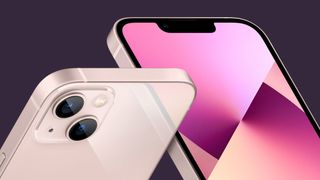 Dos ángulos distintos del iPhone 13