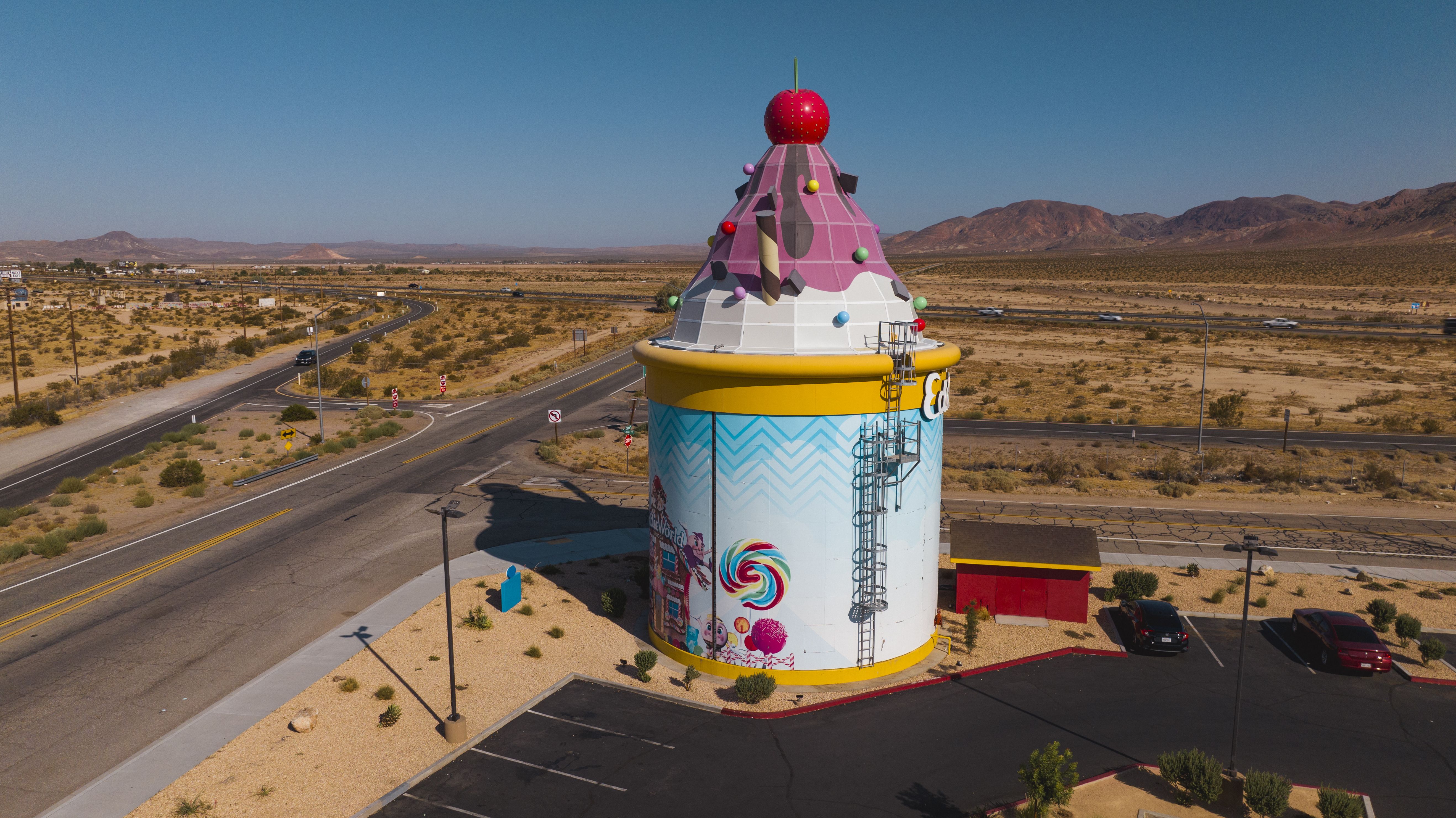 The giant sundae statue in front of EddieWorld in Yermo, California