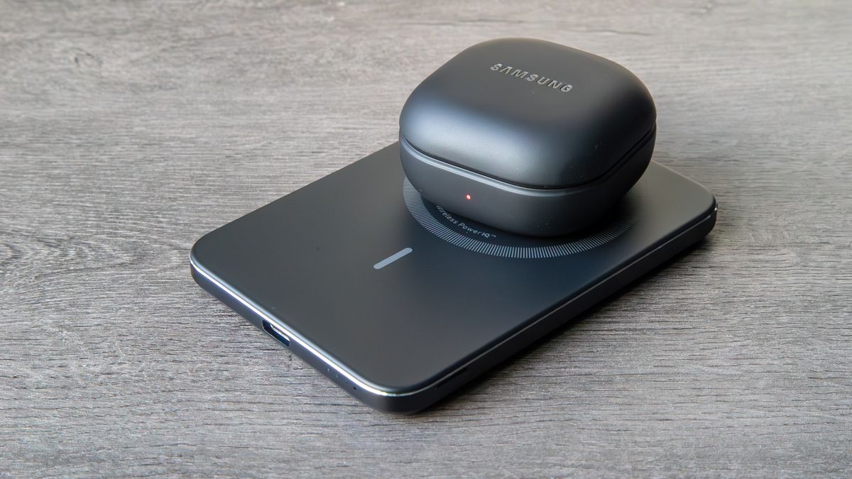 The Anker MagGo Power Bank 5K charging the Galaxy Buds 2 Pro