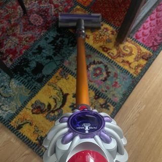 Using the Dyson V8 Absolute on a colourful rug