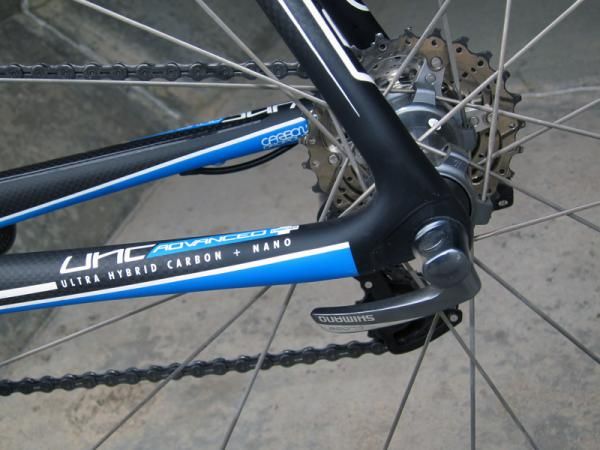 Dropouts and fork tips are made of carbon fiber