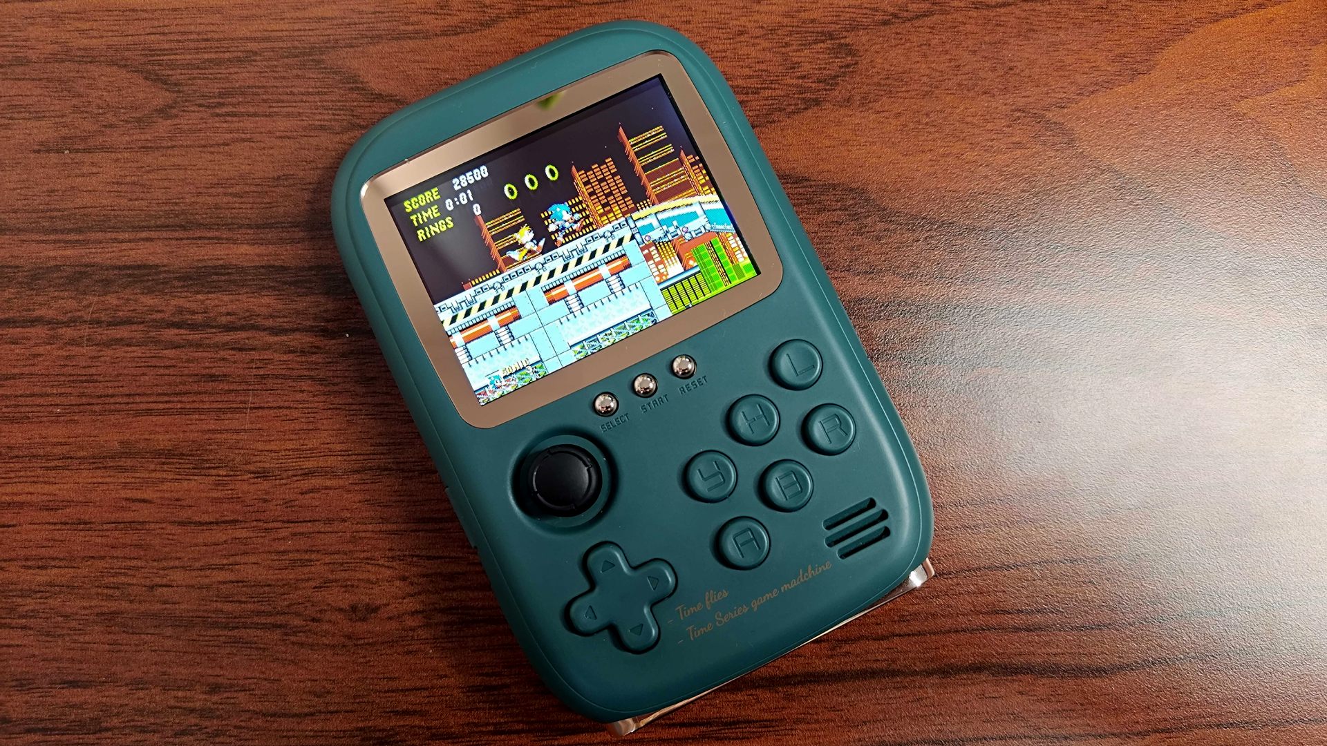DY19 retro handheld in green with Sonic 2 on screen