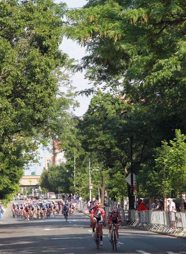 Alejandro Guzman (CRCA/Foundation) and Phil Mooney (Jamia Sutter p/b Colavita) take a chance and a flyer with only a few laps to go.