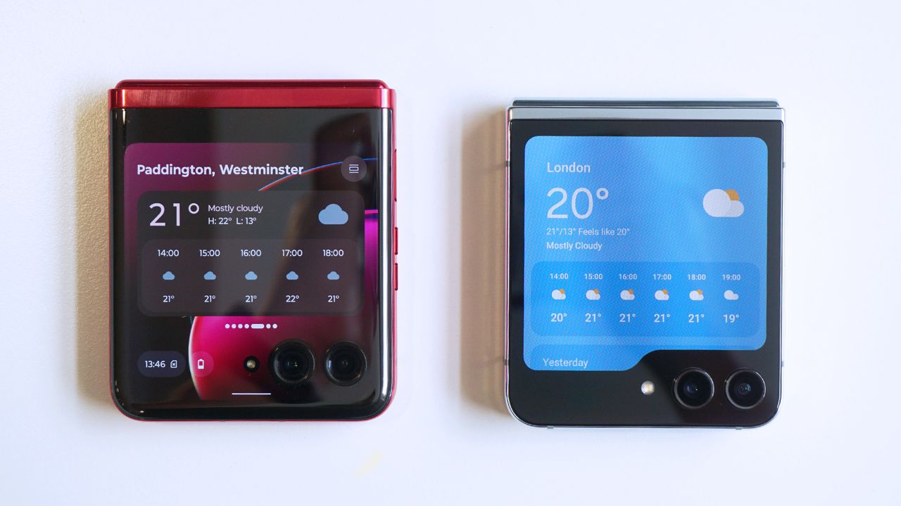 Motorola Razr 40 Ultra vs Samsung Galaxy Z Flip 5 front straight closed