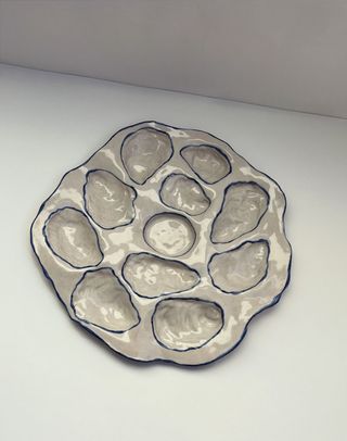 a white and blue oyster plate