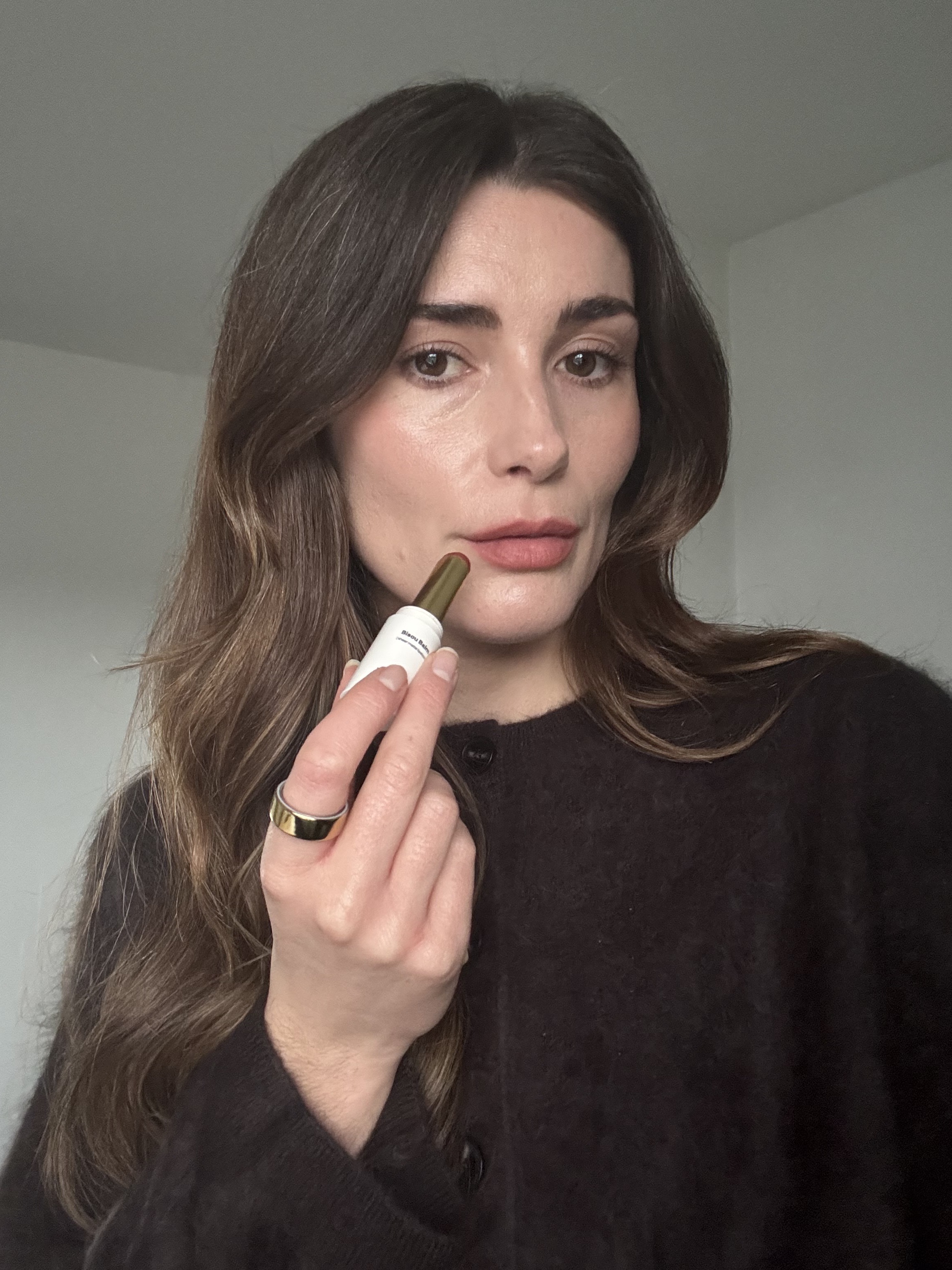Eleanor applying Violette FR Bisou Balm in Myrtille