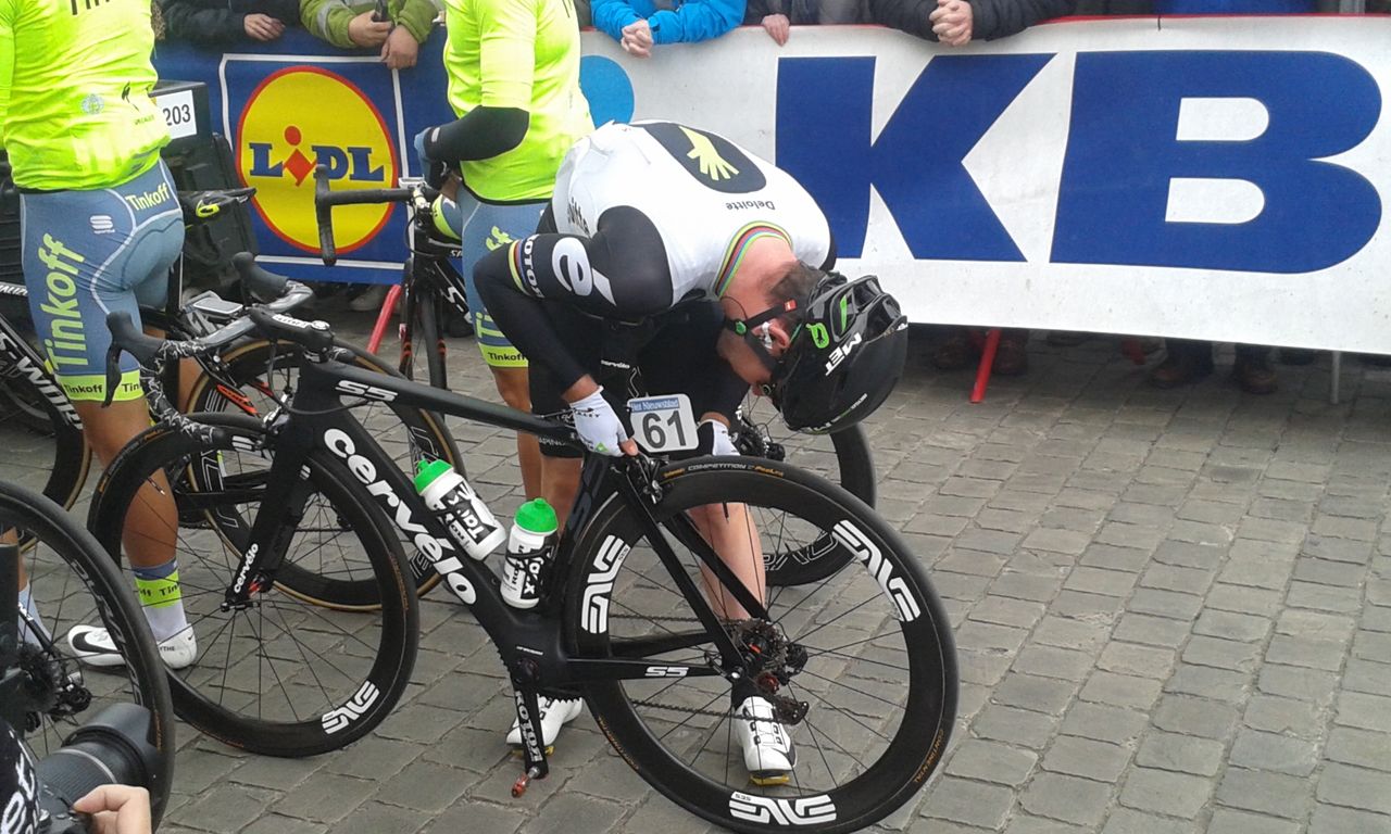 Mark Cavendish makes some last-minute adjustments