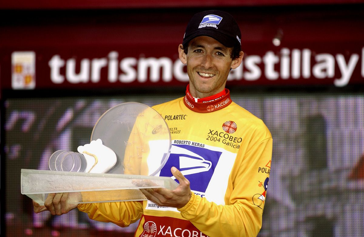 Roberto Heras with the 2003 Vuelta winner's trophy