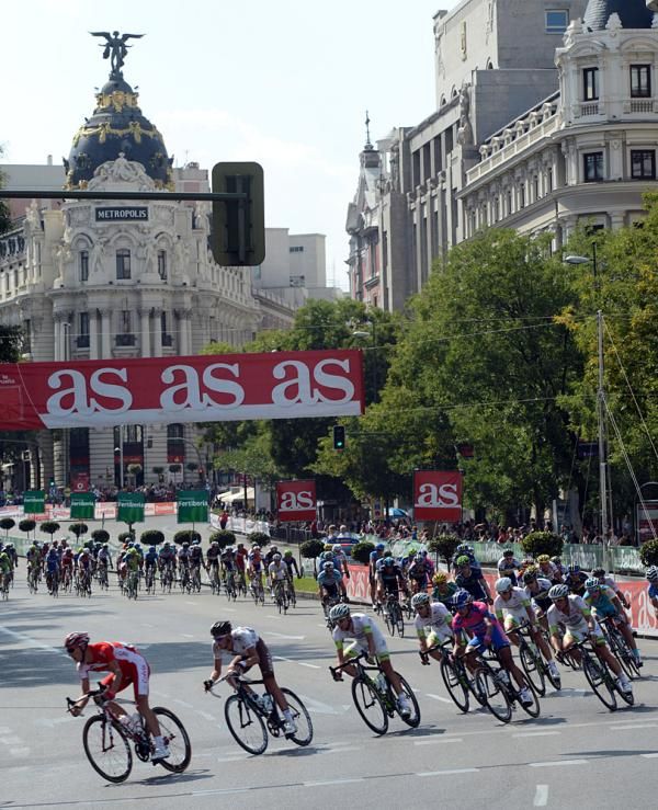The Vuelta a Espana peloton speeds through Madrid on the final stage