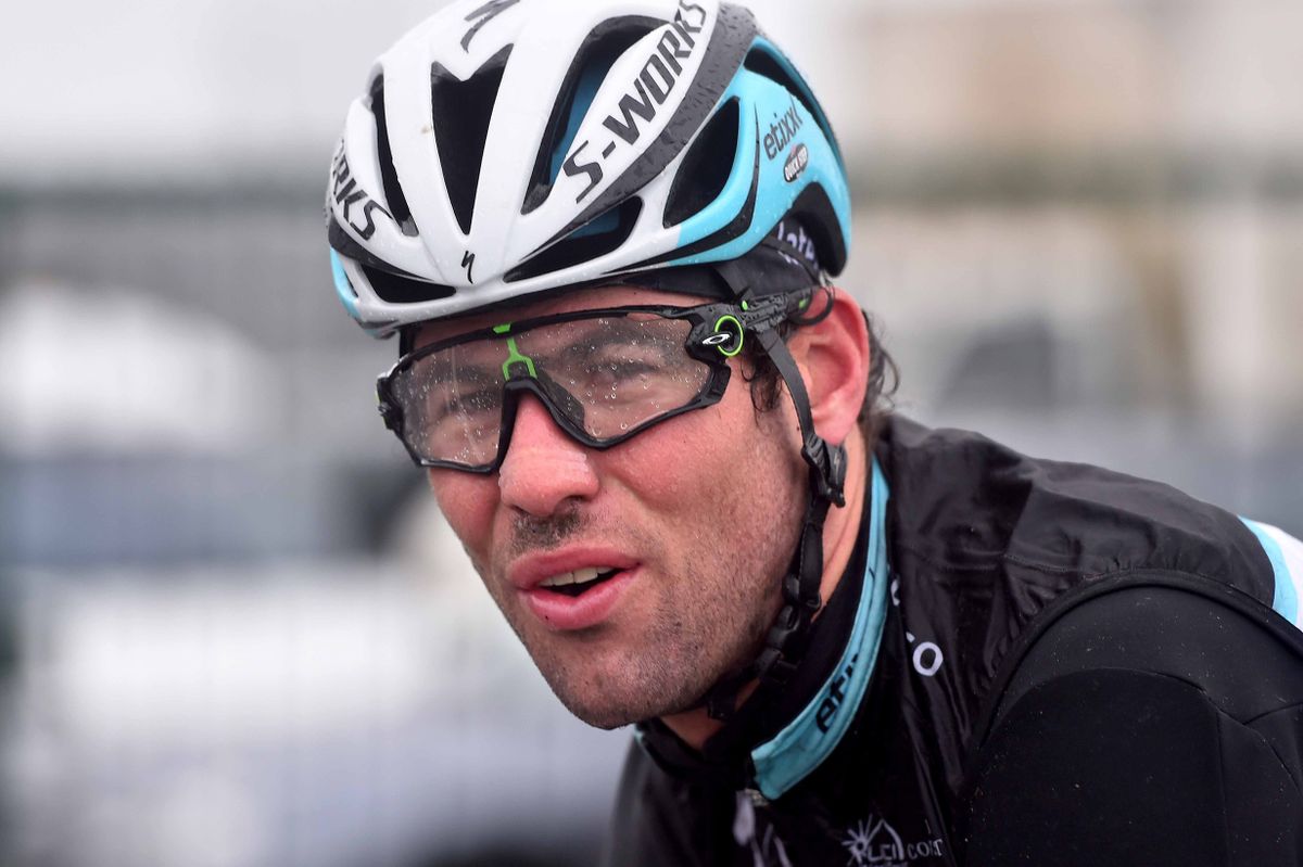Mark Cavendish (Etixx-QuickStep) doesn't look to be enjoying the weather conditions