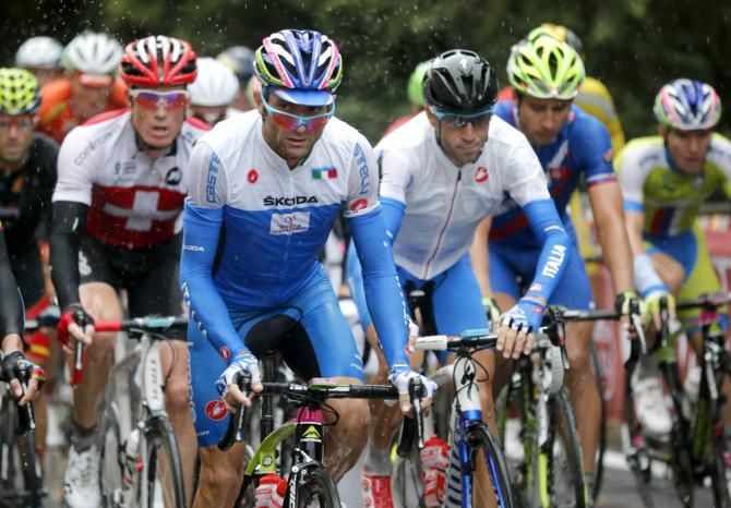 Scarponi leads Nibali and Sagan through the rain
