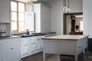 A classic Plain English kitchen design.