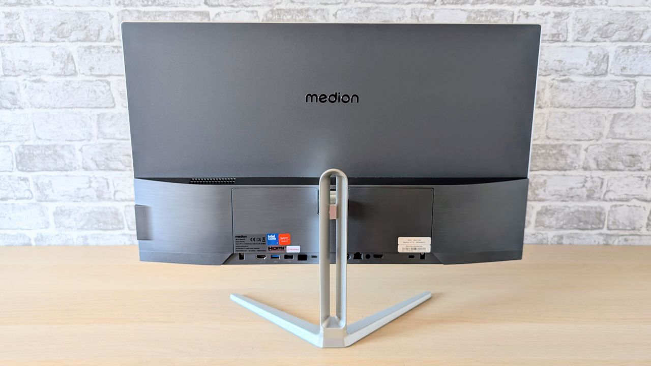 The Medion Signium 27 S1 all-in-one PC on a desk