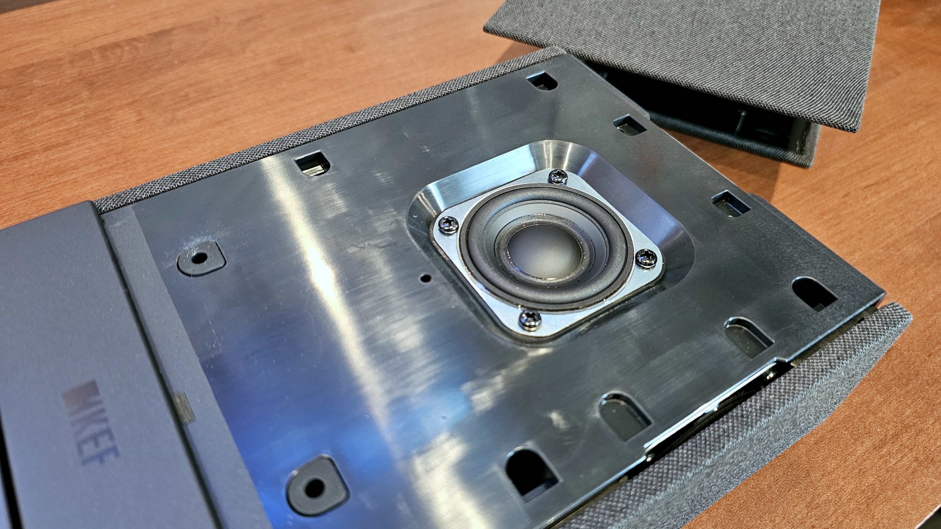 KEF XIO speaker drivers detail