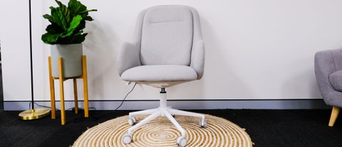The grey Koala Virtue office chair on a round rug