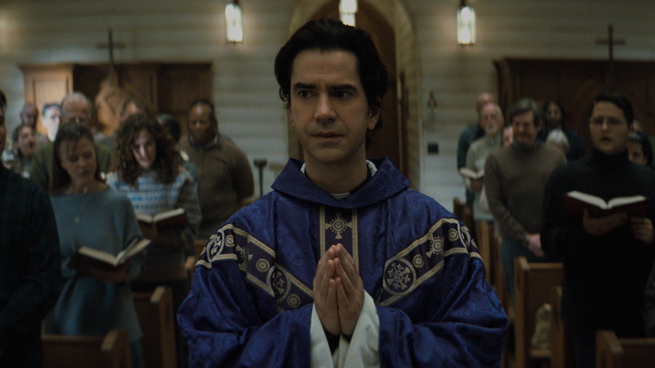 Hamish Linklater in Midnight Mass