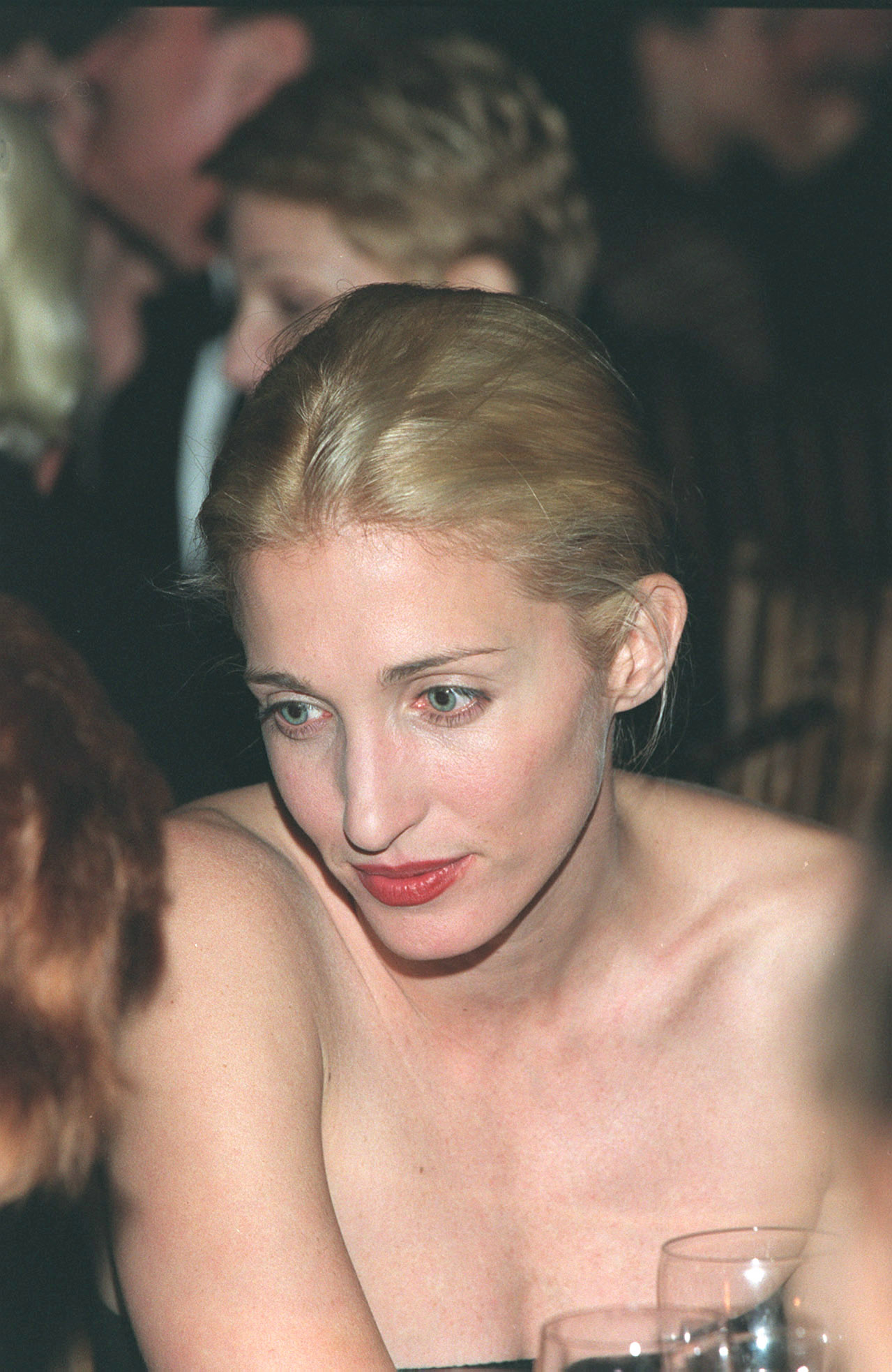 EVENING AT GRAND CENTRAL STATION AFTER RENOVATION(Original Caption) Portrait of Carolyn Bessette. (Photo by Joe Vericker/Sygma via Getty Images)