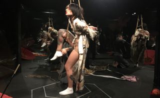 At the event, guests witnessed an exquisitely crafted theatrical performance of Japanese bondage by the rope artist, who presented a precisely technical and emotionally intense spectacle in collaboration with kinbaku practitioner Kitiza.