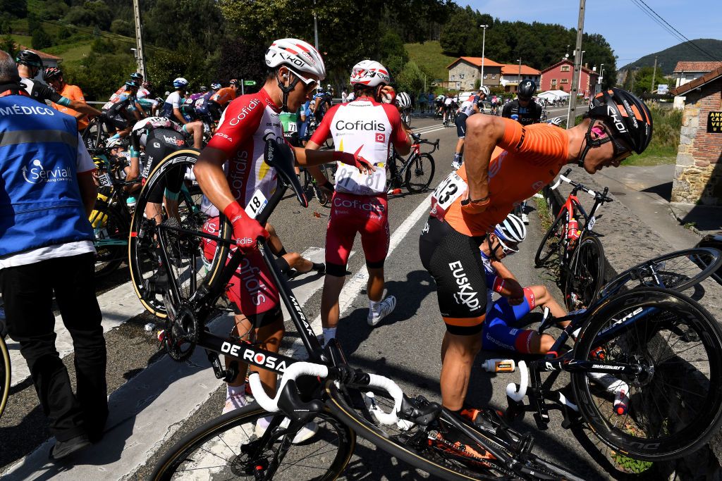 SANTA CRUZ DE BEZANA SPAIN AUGUST 31 LR Fernando Barcel Aragn of Spain Guillaume Martin of France and Team Cofidis and Joan Bou Company of Spain and Team Euskaltel Euskadi involved in a crash during the 76th Tour of Spain 2021 Stage 16 a 180km stage from Laredo to Santa Cruz de Bezana lavuelta LaVuelta21 on August 31 2021 in Santa Cruz de Bezana Spain Photo by Tim de WaeleGetty Images