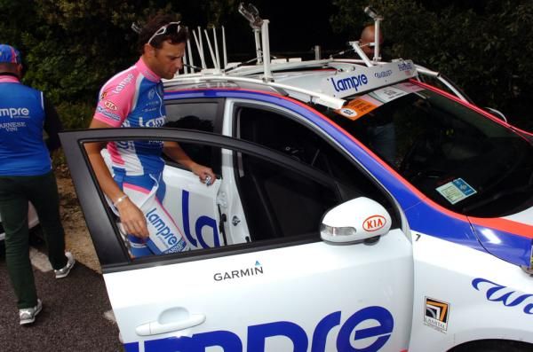 Alessandro Petacchi (Lampre-Farenese Vini) climbs into the team car
