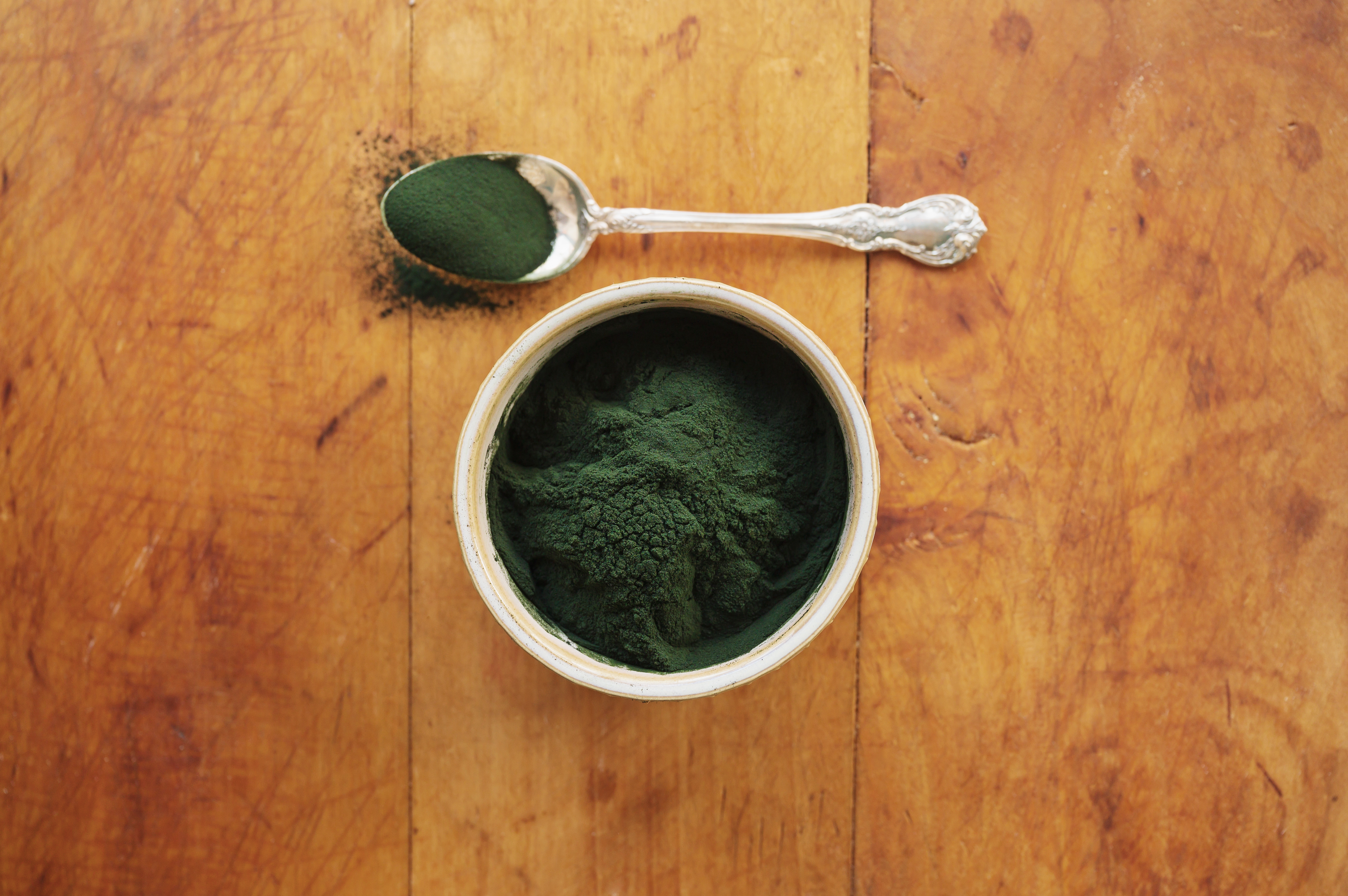 El polvo de espirulina es de color verde oscuro y es fácil de mezclar con varios alimentos y bebidas.