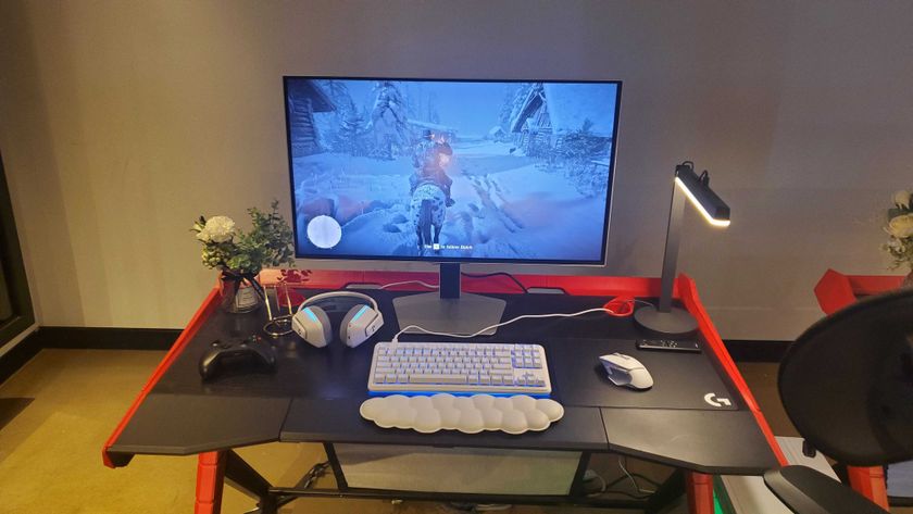 En gamingmonitor på ett litet skrivbord.
