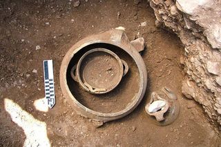 2,800 year-old Greek tomb yields beautiful pottery, zigzag art