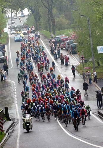 The peloton en route to Marcinelle