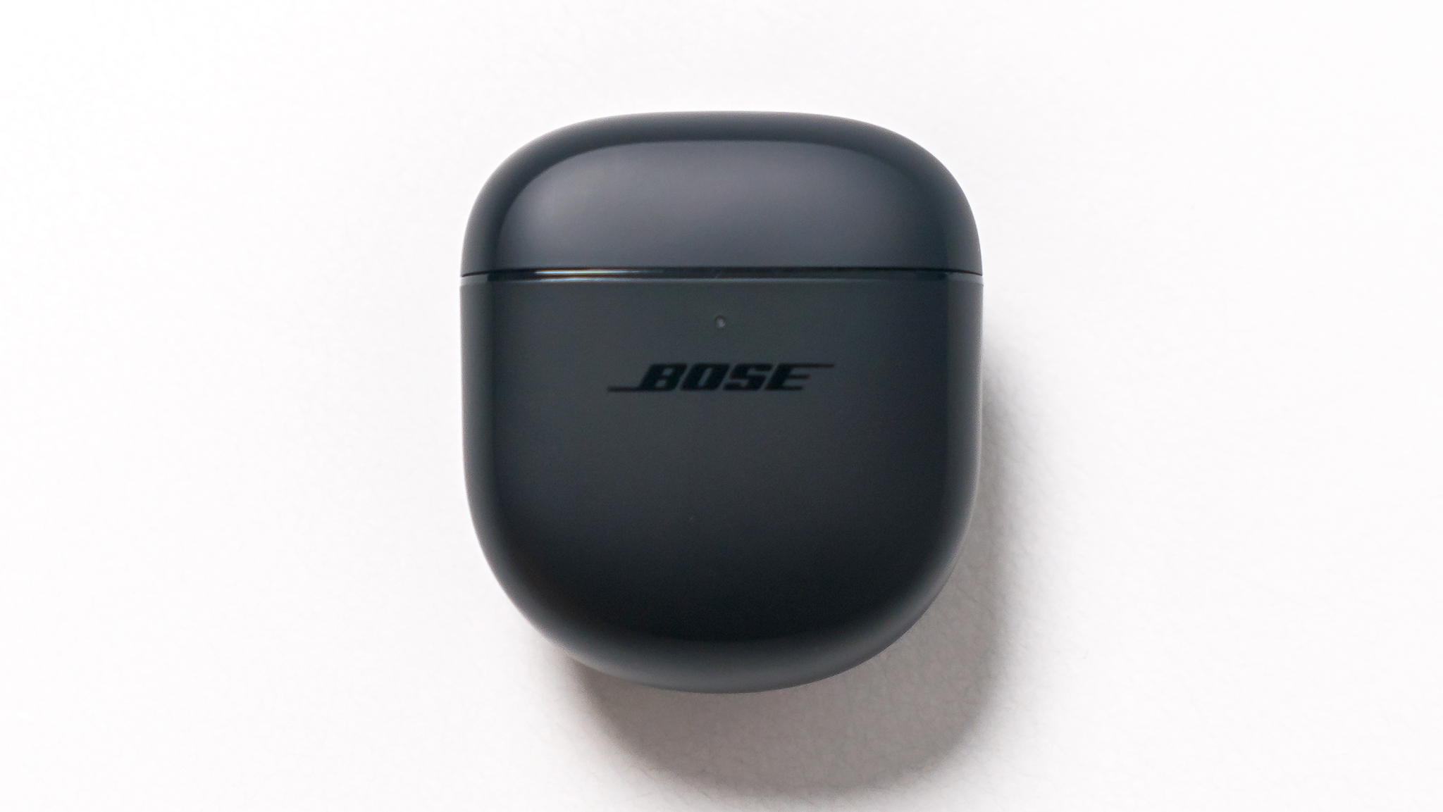 Bose QuietComfort Earbuds II closed case.