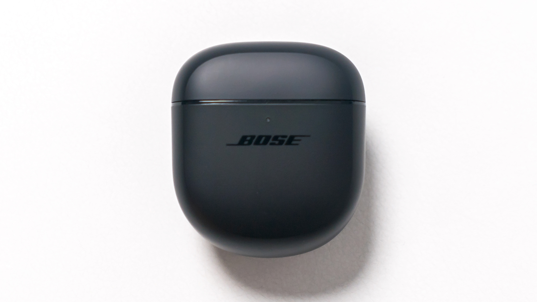 Bose QuietComfort Earbuds II kapalı kasa.