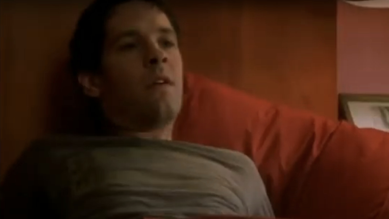 Paul Rudd in a bed in The Shape of Things