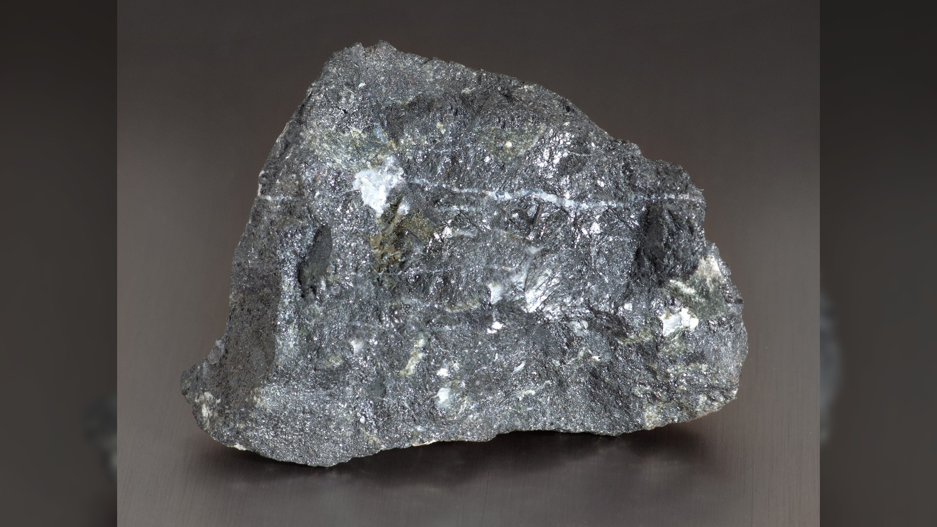 Mineralstein - Magnetit (Magnetit).  Magnetit ist das magnetischste aller natürlich vorkommenden Mineralien auf der Erde.  Aleksandr Pobedimskiy über Shutterstock