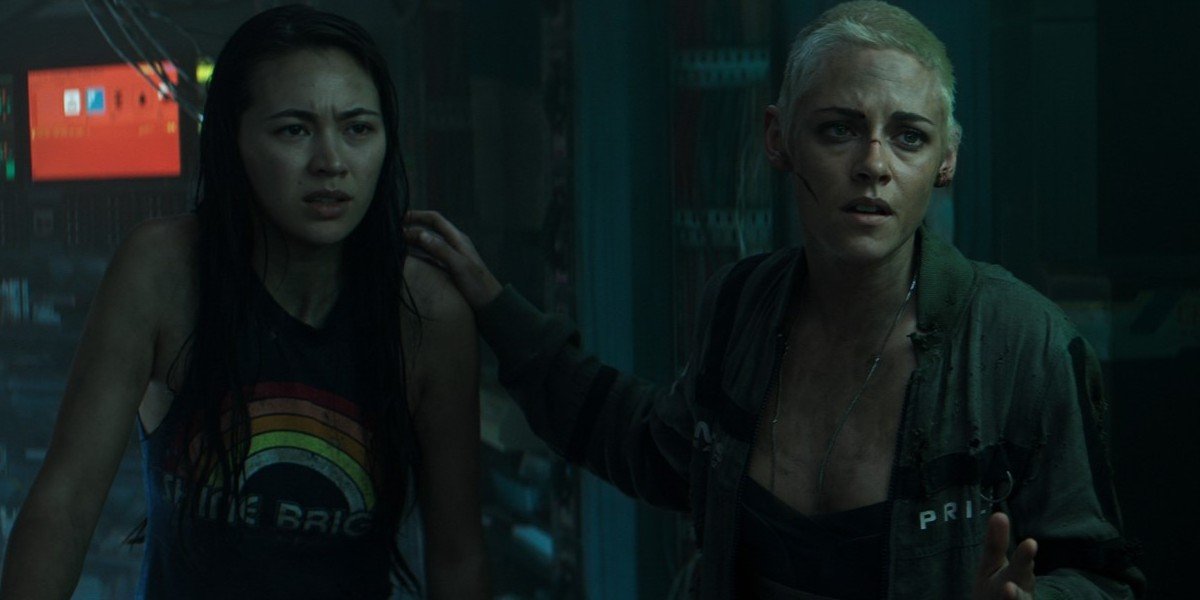 Jessica Henwick and Kristen Stewart in Underwater (2020)